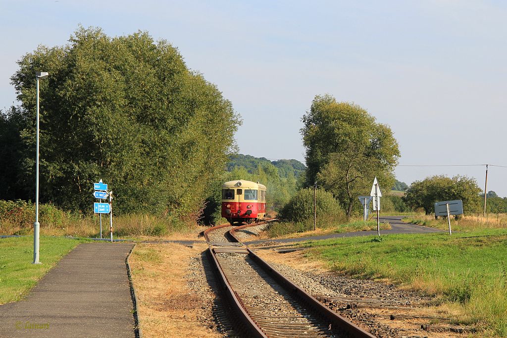 IMG_3045-Belusice-einfahrender-Triebwagen.JPG