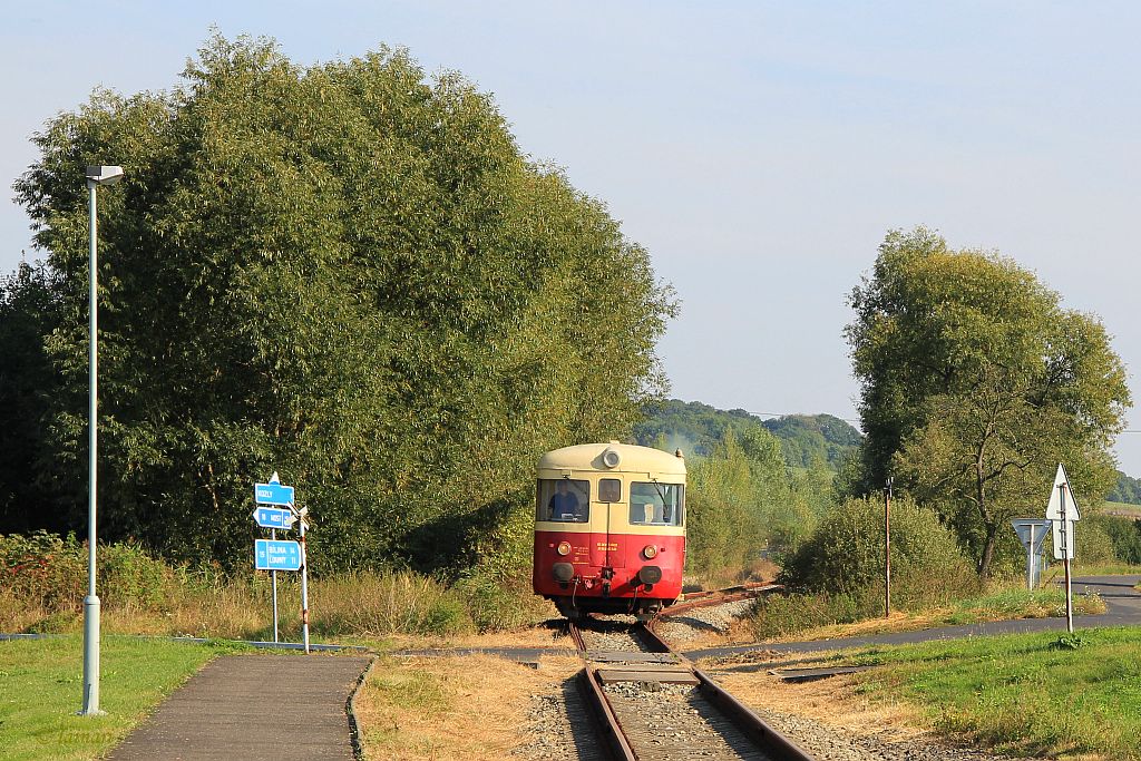 IMG_3046-Belusice-einfahrender-Triebwagen.JPG