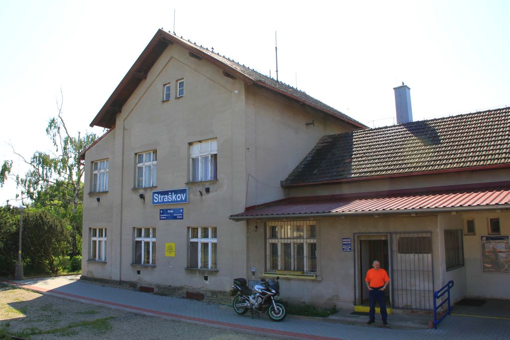 IMG_8285-Straskov-Bahnhofsgebaeude.JPG