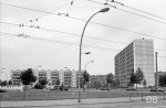 Am S-Bahnhof Leninalleejpg.jpg