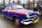 GAZ-21 der ersten Serie(1957) hatte eine blaue Farbe mit einem roten Streifen.jpg