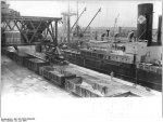 Bundesarchiv_Bild_183-C0622-0004-003,_Rostock,_Überseehafen,_Frachtschiff,_Güterwaggons.jpg