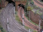 Fahrleitung neben Stützmauer.JPG