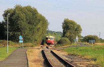 IMG_3045-Belusice-einfahrender-Triebwagen.JPG