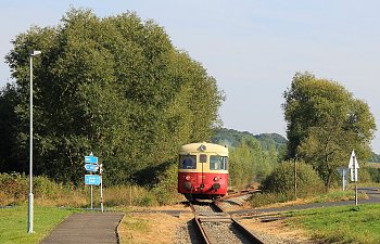 IMG_3046-Belusice-einfahrender-Triebwagen.JPG