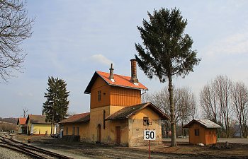 IMG_7675-Trebivlice-Bahnhof-Wasserhaus.JPG