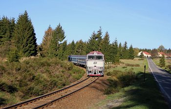 IMG_0929-Nova-Hut-Schnellzug-R 1103-talwaerts.JPG