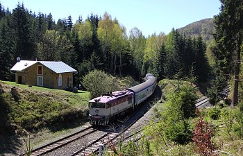 IMG_1013-Jedlova-Schnellzug-R 1108-bergwaerts.JPG