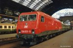 Elektro-Lok 156 001 des Bw Dresden vor Nahverkehrszug nach Tharandt in Dresden Hbf (10.09.1992).JPG