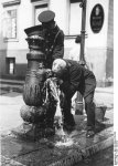 Bundesarchiv_Bild_183-2004-0729-500,_Berlin,_Abkühlung_an_der_Wasserpumpe.jpg