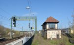 Bf Erkner altes Stellwerk mit Signalbrücke.jpg