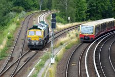 Freightliner 653-09 trifft S-Bahn_Berlin-Biesdorf.jpg