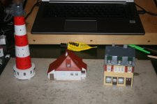 Leuchtturm mit Nebengebäude und 1 zu 100 Gebäude.JPG