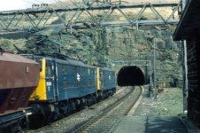 1280px-Class_76_locomotives_76033_and_76031_at_Woodhead_on_24th_March_1981.jpg