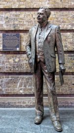 Sir_Nigel_Gresley_statue_at_King's_Cross_Station,_London,_England.jpg