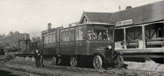 Ford_Rail_Motor_Train_at_York_(Layerthorpe)_Station,_Derwent_Valley_Light_Ry.jpg