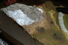 Waldboden aus gesiebtem Kaffeesatz und Chinchilla-Sand auf verdünntem Weißleim