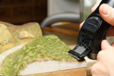 Rasierapparat als Rasenmäher? - Keine Chance wegen der knochenharten Leimtropfen!
