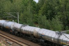 KronoChem_01_Isolierte Chemiekesselwagen von Slovvagon und Nacco für den Transport von Klebsto...JPG