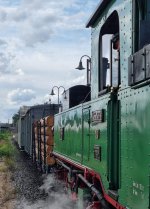 Warten der IV K Nr. 176 mit ihrem PmG am Bahnsteig in Radebeul Ost