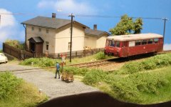 25-10-03 Hobbymesse - Diorama BÜ mit Ferkeltaxe 3.JPG
