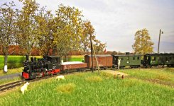 Kleinbahn und herbstliche Allee