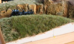 Ergebnis des Tests mit 4,5mm Halmen: links flauschig und gleichmäßig, inder Mitte lückenhaft. Den lückenhaften Bereich haben wir dann nochmalbearbeitet