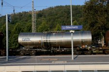 Zacens_GATX__xx xx 7932 665-4_GATX  , beladen mit Natriumhydroxidlösung ( 80'1824)EZ in  Gösch...JPG