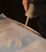 Test: Feiner Chinchilla-Sand rieselt selbstständig und gut dosierbar aus dem 1,5 mm-Loch. TT-Schotter kann durch leichtes Klopfen an das Gerät gut dosiert herausbefördert werden.