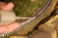 Zwischen den Schwellen eine Schicht Chinchilla-Sand (oder gesiebter Ostseesand aus Prerow).