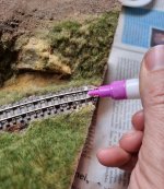 Alles reichlich mit dem verdünnten Kleber betröpfelt.