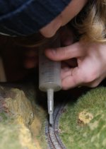 Schottern in der Mitte mit mittelgrauen Schotter. Neben den Schienen wird etwas Platz gelassen.