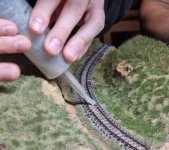 Neben und unter die Schienen kommt rostfarbenen Schotter