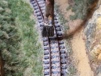 Steinchen mit einem Pinsel verteilt und verdichtet 