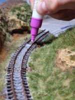 Schotter mit dem Kleber-Wasser-Gemisch reichlich betröpfelt 