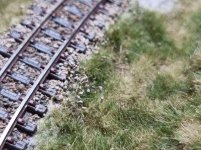 Nicht so schön: Auf dem Gras schwebende Schottersteine. Diese wurden vor dem Kleben reingedrückt, verschoben oder  entfernt.