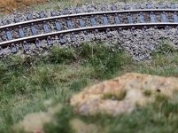 Das ist Absicht! Auch beim Vorbild gibt es nicht immer eine saubere Schotterkante. Hier ist der Schotter entweder von sich aus nachgerutscht, oder man hat älteren Schotter einfach zur Seite geschoben statt ihn mitzunehmen und weiterzuverwenden.