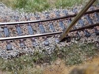 Fitzelarbeit: Schwellen von Steinchen befreien und den Schotter formen.