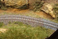 Das Ergebnis. Rechts der neue Schotter, dazwischen sieht man schön den rostigen Schotter nahe der Schienen. Zudem den stellenweise in den Graben gerutschten Schotter.