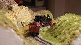 Der erste Zug auf dem frisch geschotterten Gleis.