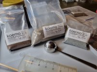 Wir entschieden uns für Koemo R10, unter den Schienen etwas rostiger R20. Zudem sollte ein kurzes Stück neu geschottert sein, hier wurde es der W10. Leider alles nicht mehr erhältlich 