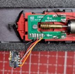 Zimos Kleiner korrekt eingelötet: links Gleis (Rot und Schwarz) rechts Motor (grau und gelb)) Zimos Kleiner korrekt eingelötet: links Gleis (Rot und Schwarz) rechts Motor (grau und gelb))