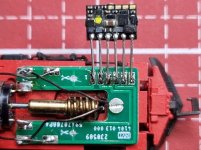 Dann zum Test einen anderen Decoder eingelötet: alles war OK. Dann zum Test einen anderen Decoder eingelötet: alles war OK.