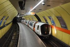 Glasgow_Subway_Stadler_unit_at_West_Street_160624_(53794657782).jpg