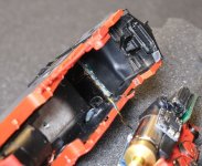 Unterm Kohlekasten sitzt eine weitere Platine, versteckt unter schwarzer Folie. Vermutlich enthält sie die Vorwiderstände der LEDs.