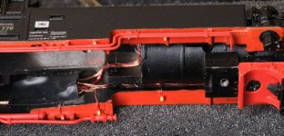 Die Triebwerksleuchten bestehen aus kleinen LEDs der Bauform 402 und sind 0,5 x 1mm klein. Sie wurden seitlich rot angemalt. Das macht sich gut!