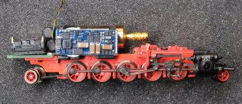 Der Sounddecoder  ist ein ESU LokSound 5 Nano DCC mit E24-Schnittstelle.