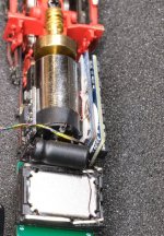 Der Decoder ist auf eine E24-Adapterplatine von ESU gesteckt. Der Lautsprecher sitzt auf der ursprünglichen Platine. Zwischen Motor und Lautsprecher zwei GoldCaps des Powerpacks.